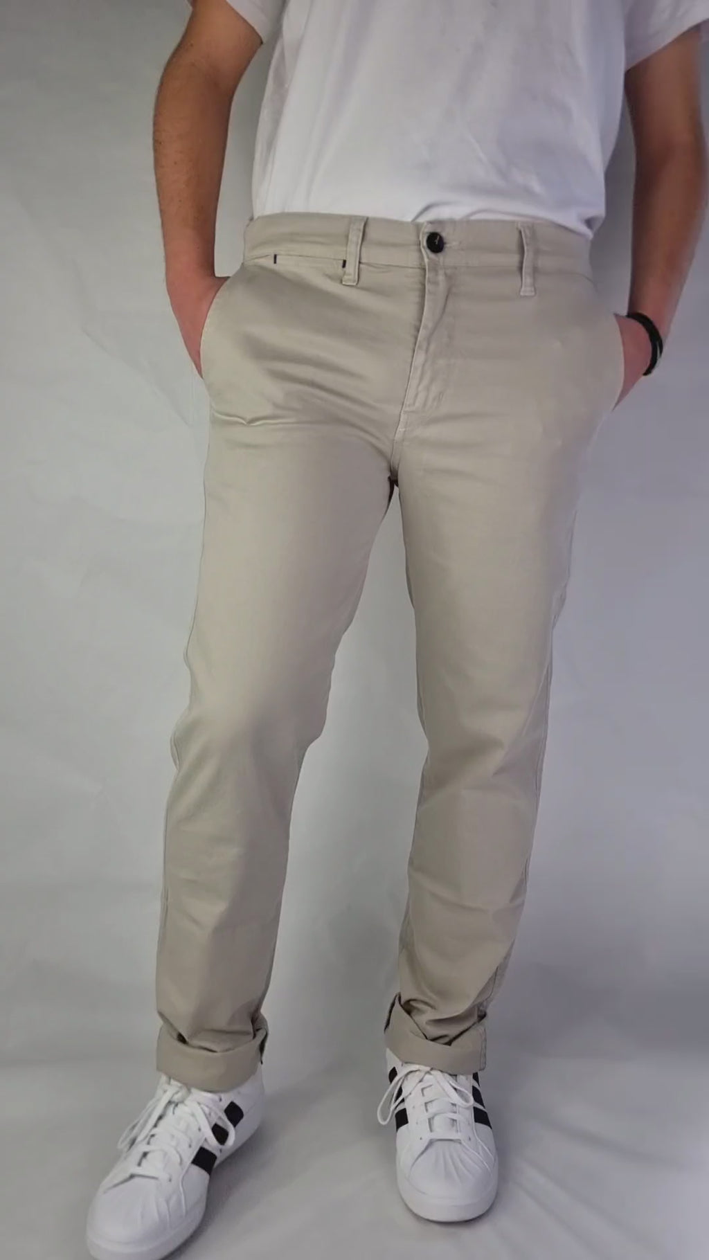 Pantalón chino algodón licra color beige corte recto